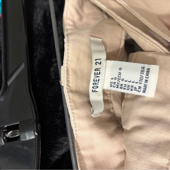 NWT Forever 21 Tan Women's Cargo Shorts - Picture 4 of 4